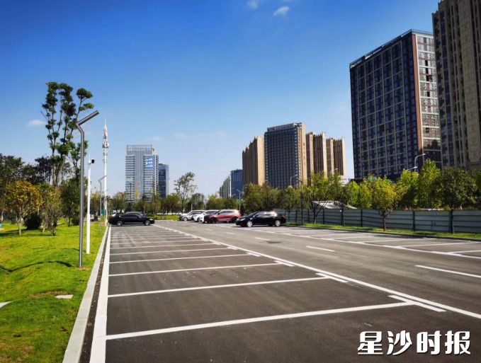 黄兴大道与人民东路交叉口新增215个公共泊位,并同步推进智慧化、人性化配套。长沙县城管局供图 黄兴大道与人民东路交叉口新增215个公共泊位,并同步推进智慧化、人性化配套。长沙县城管局供图