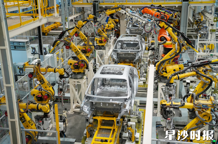 广汽埃安生产车间内,机械臂精准作业。 广汽埃安生产车间内,机械臂精准作业。