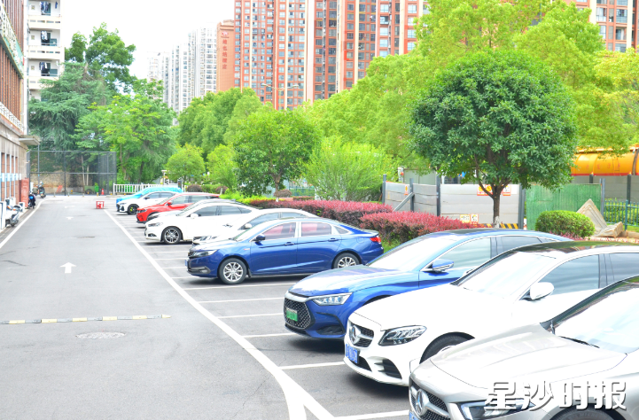 泉塘街道创新“共建共享共益”模式,提质、新增公共停车位,缓解停车难。 泉塘街道创新“共建共享共益”模式,提质、新增公共停车位,缓解停车难。