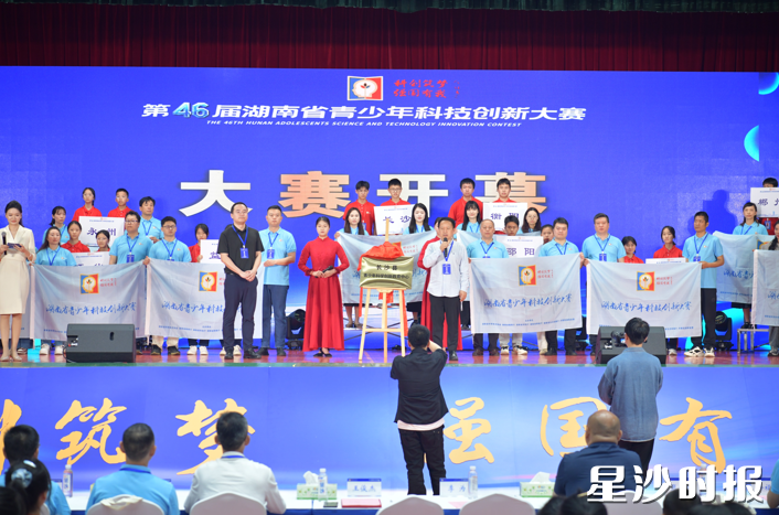 长沙县成立全国首个县级“青少年科学创新教育中心”。