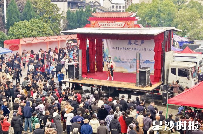 庙会现场,湘剧老艺术家们唱念做打俱佳,高亢激昂的唱腔响遏行云,将传统戏曲的魅力展现得淋漓尽致。㮾梨街道供图 庙会现场,湘剧老艺术家们唱念做打俱佳,高亢激昂的唱腔响遏行云,将传统戏曲的魅力展现得淋漓尽致。㮾梨街道供图