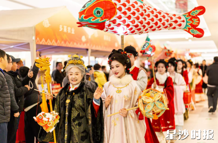 图为汉服巡游活动。