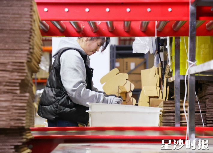 在长沙三顿半咖啡有限公司咖啡分拨中心，工人们对电商订单货品进行打包。均为柳峥 摄