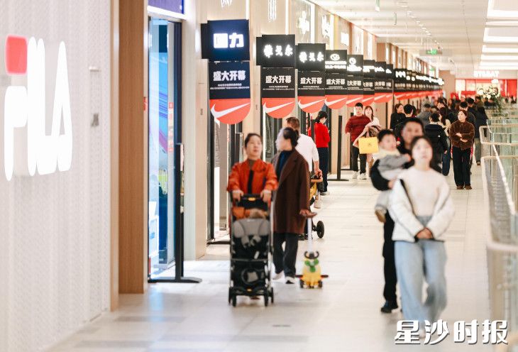在长沙杉杉奥特莱斯，明亮的购物长廊内人头攒动，整个商场处处洋溢着蓬勃的消费活力。长沙杉杉奥莱供图