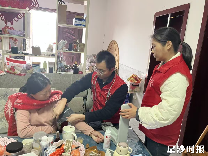 医护人员上门服务。均为开慧镇供图