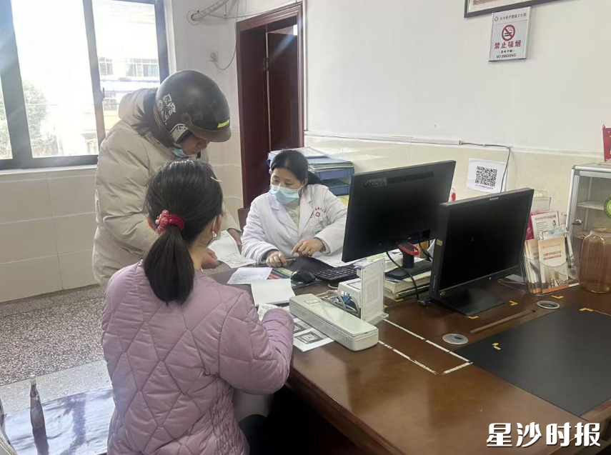 医生贴心为孕妇妈妈问诊。