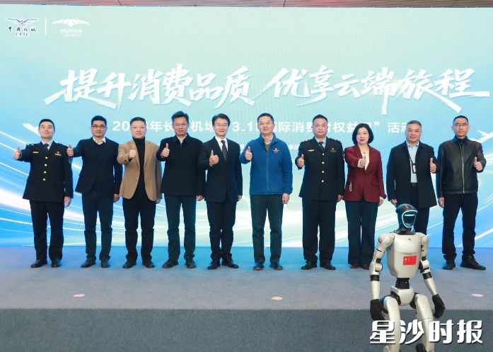 图为现场活动合影。均为李杰 摄