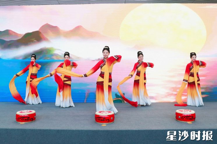 中国南方航空股份有限公司湖南分公司选送的长袖舞表演节目《潇湘木棉赋》。