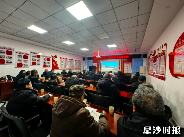 全镇各村(社区)设置分会场,组织党员收看直播。 全镇各村(社区)设置分会场,组织党员收看直播。
