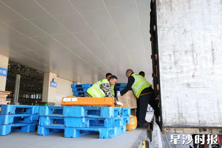 依托跨境电商跨关区转关出口新模式,通关时效显著提升。图为工作人员在机场国际货运站搬运货品。李丹 摄