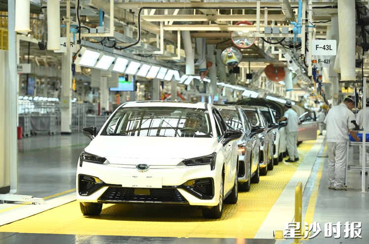 在广汽埃安，游客可以参观拥有全球单臂重载最大机器人(1.2吨)的总装车间。均为长沙县文化旅游广电体育局供图