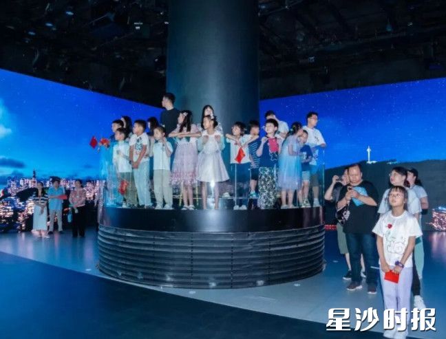 市民在明和光电参观音视频体验空间和文化装备体验中心。