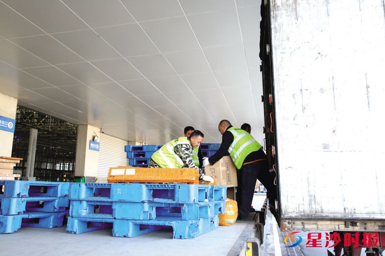依托跨境电商跨关区转关出口新模式,通关时效显著提升。图为工作人员在机场国际货运站搬运货品。李丹 摄