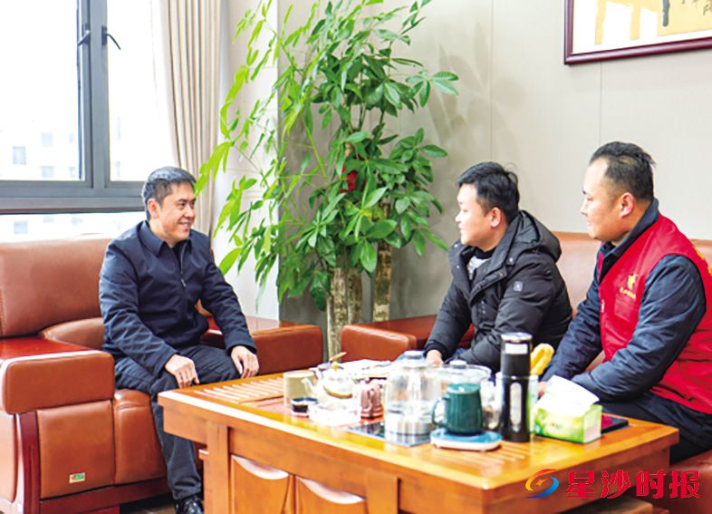 泉塘街道泉东社区工作人员方国栋(右)、胡星飞(中)在企业走访,与董事长程诚(左)面对面交流,问需于企。 李杰 摄
