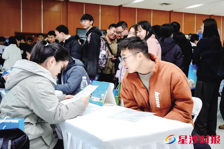 活动现场吸引了众多高校学子。部门供图