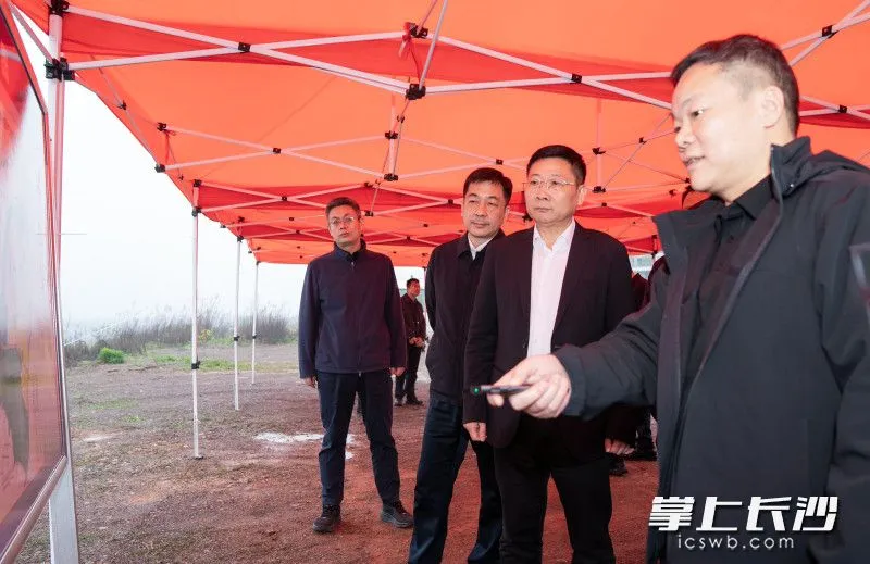 3月28日,市委副书记、市长陈博彰调研松雅湖未来科技城重点地块规划建设工作。长沙晚报全媒体记者 邹麟 摄 3月28日,市委副书记、市长陈博彰调研松雅湖未来科技城重点地块规划建设工作。长沙晚报全媒体记者 邹麟 摄