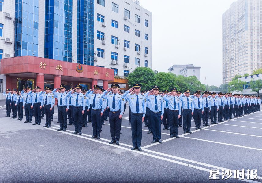 县行政执法局锚定“一流队伍、一流业务、一流品牌”目标,为县域高质量发展筑牢法治根基。刘思源 摄 县行政执法局锚定“一流队伍、一流业务、一流品牌”目标,为县域高质量发展筑牢法治根基。刘思源 摄