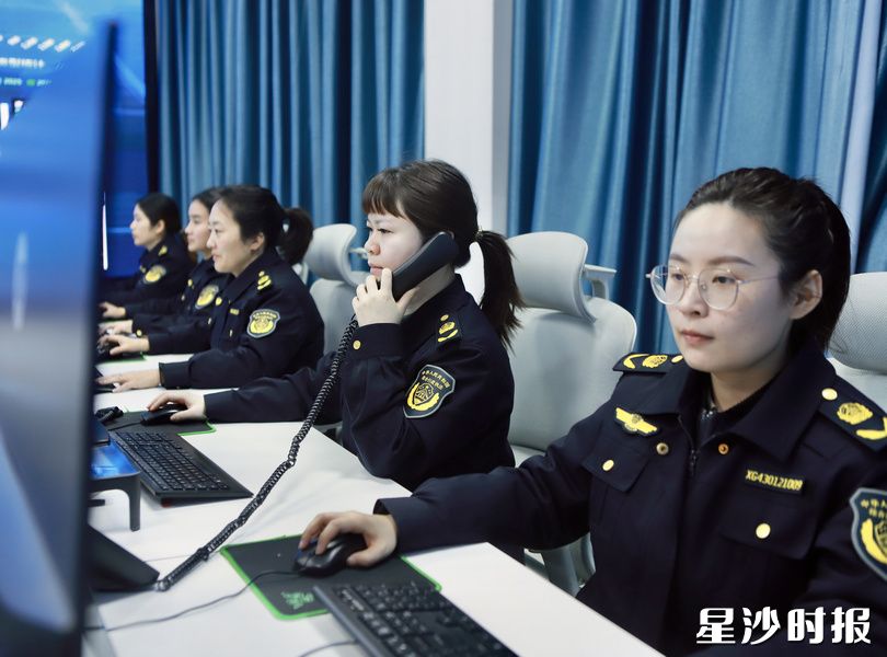 县行政执法局打造“24·30”全天候执法圈,24小时回应群众诉求。 刘萍 摄 县行政执法局打造“24·30”全天候执法圈,24小时回应群众诉求。 刘萍 摄