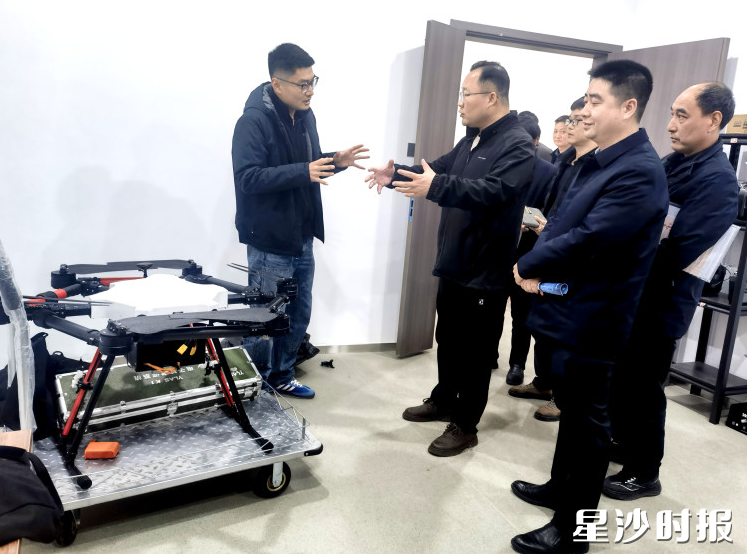 高桥镇主要负责人前往企业考察。高桥镇供图