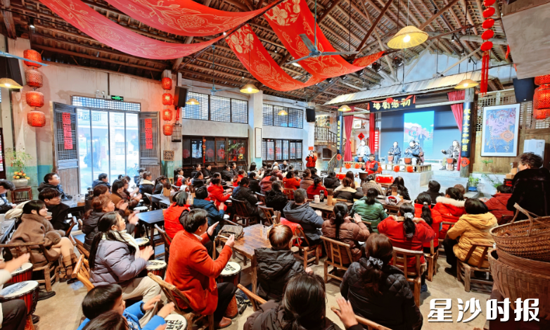 在开慧镇，初恋茶馆已成为集茶饮美食、非遗展览、民俗演艺、文化交流于一体的“乡村文化会客厅”。