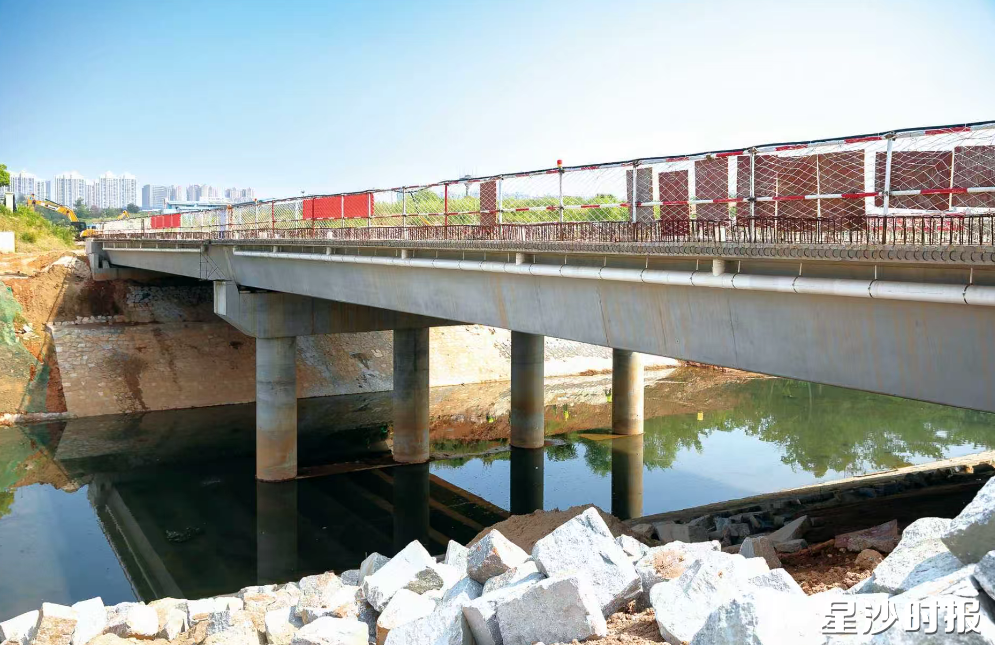 明月路通车后，将彻底解决周边路网不通、长沙市鹿芝中学学生上下学拥堵等民生痛点，为片区发展注入新动能。资料图片