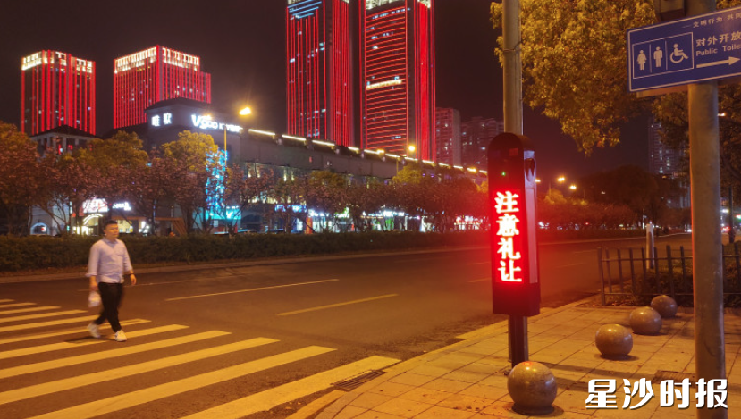 在星沙大道与凉塘路路口，湖南车路协同智能科技有限公司生产的产品正在工作。宋彬彬 摄