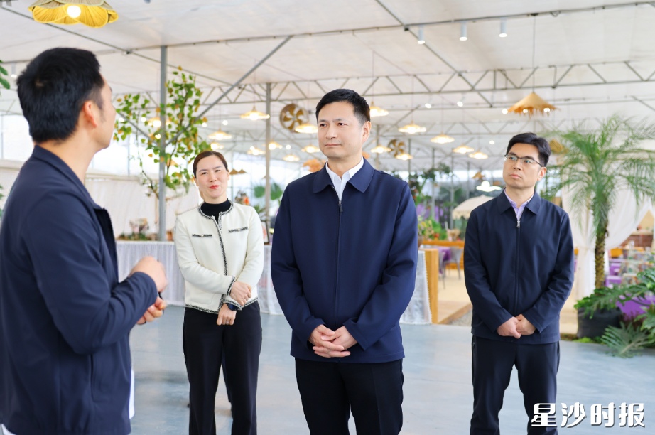 王雄文在花果音乐湿地公园调研。