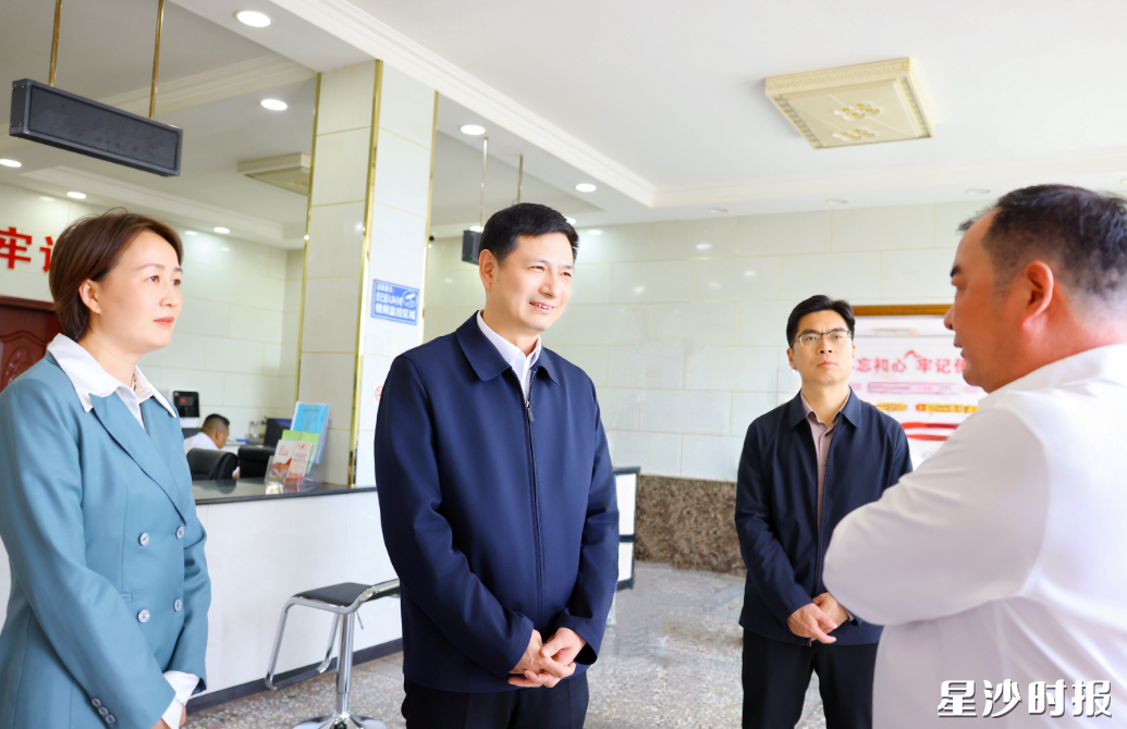 王雄文在梅花社区调研。均为曾诗怡 摄