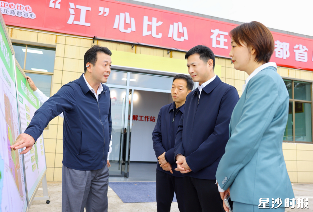 王雄文调研梅花工贸新区情况。