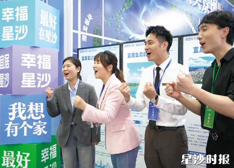 此次也是长沙县首次将官方直播间搬到大型展会现场。图为“星住建”直播间现场。艾哲文 摄