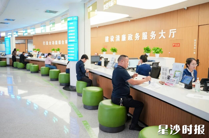 长沙经开区管委会政务服务大厅。