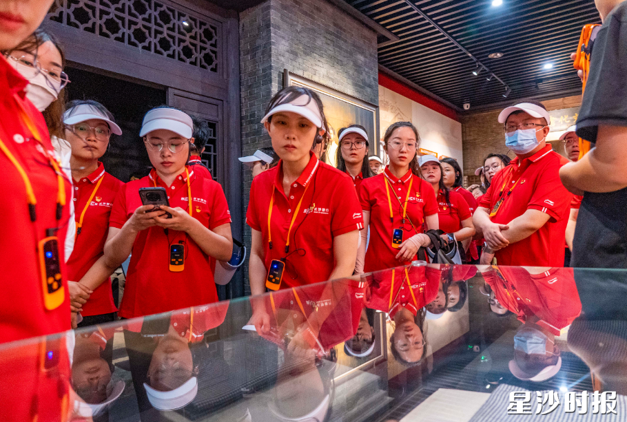 游客参观杨开慧烈士生平业绩陈列馆。均为张庆 摄 游客参观杨开慧烈士生平业绩陈列馆。均为张庆 摄