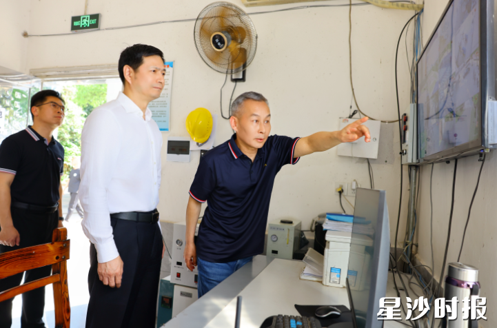王雄文在长沙县户达化工燃气有限公司调研。均为曾诗怡 摄