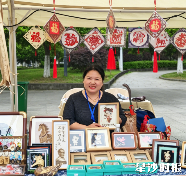 在吴佳美手中,带着泥土气息的笋壳历经剪、刻、烙、拼、贴等工序,摇身一变成了奔马、花鸟等灵动画作。均为受访者供图 在吴佳美手中,带着泥土气息的笋壳历经剪、刻、烙、拼、贴等工序,摇身一变成了奔马、花鸟等灵动画作。均为受访者供图