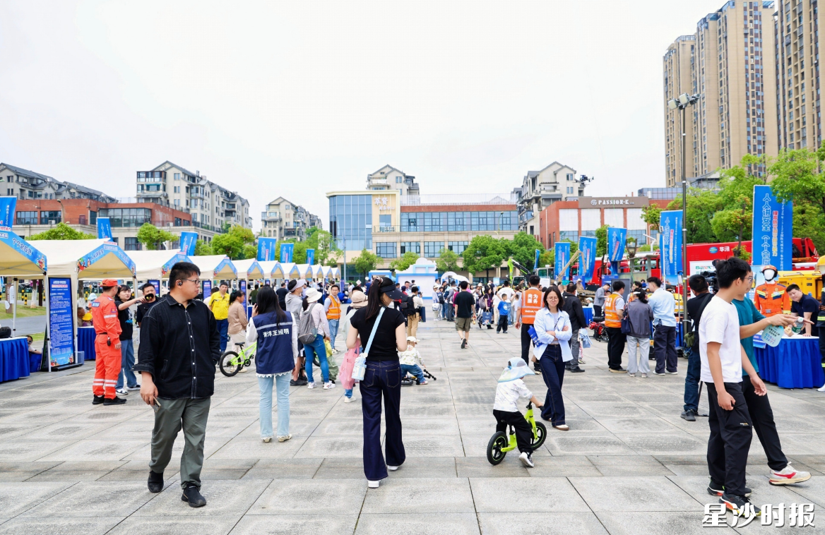 市民驻足参观应急安全科普展位,近距离观摩各类应急救援装备。 市民驻足参观应急安全科普展位,近距离观摩各类应急救援装备。