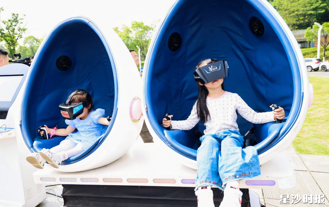 小朋友们参与VR互动体验。 小朋友们参与VR互动体验。