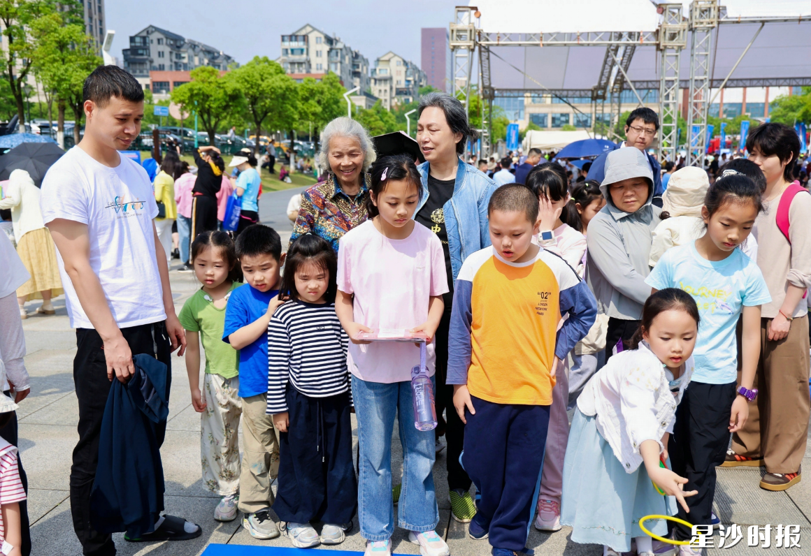 市民纷纷参与投壶游戏,赢取灭火毯、应急包等礼品。均为王俊 摄 市民纷纷参与投壶游戏,赢取灭火毯、应急包等礼品。均为王俊 摄