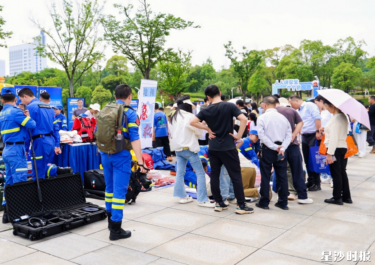 市民参与心肺复苏等急救技能学习。 市民参与心肺复苏等急救技能学习。