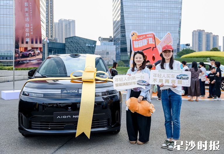 车主与行车合影。