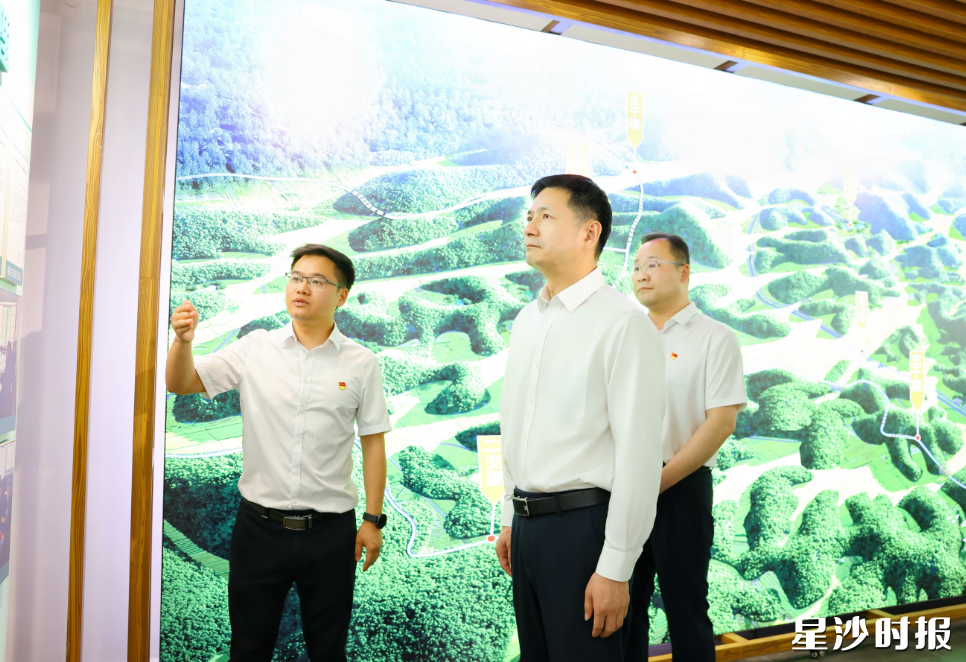 王雄文在百录村用水户协会调研。均为曾诗怡 摄