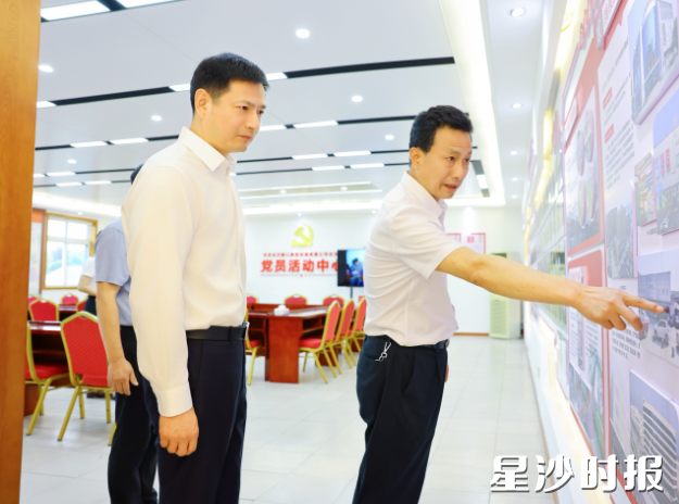 王雄文在路口供销合作社调研。均为曾诗怡 摄
