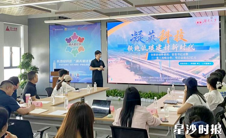 李镓睿在活动现场进行经验分享。