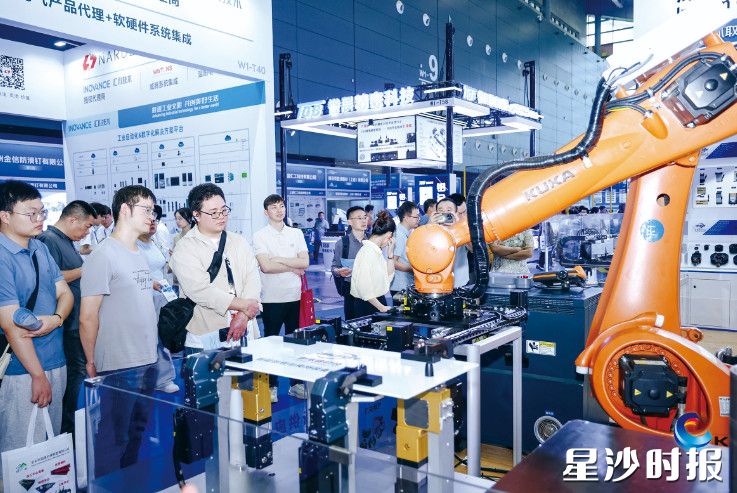 长沙智博会现场,五轴联动加工中心、高精度磨削装备等高端产品集中亮相,吸引广泛关注。主办方供图 长沙智博会现场,五轴联动加工中心、高精度磨削装备等高端产品集中亮相,吸引广泛关注。主办方供图