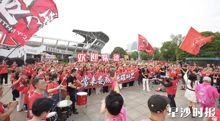 热闹的赛场外。 热闹的赛场外。