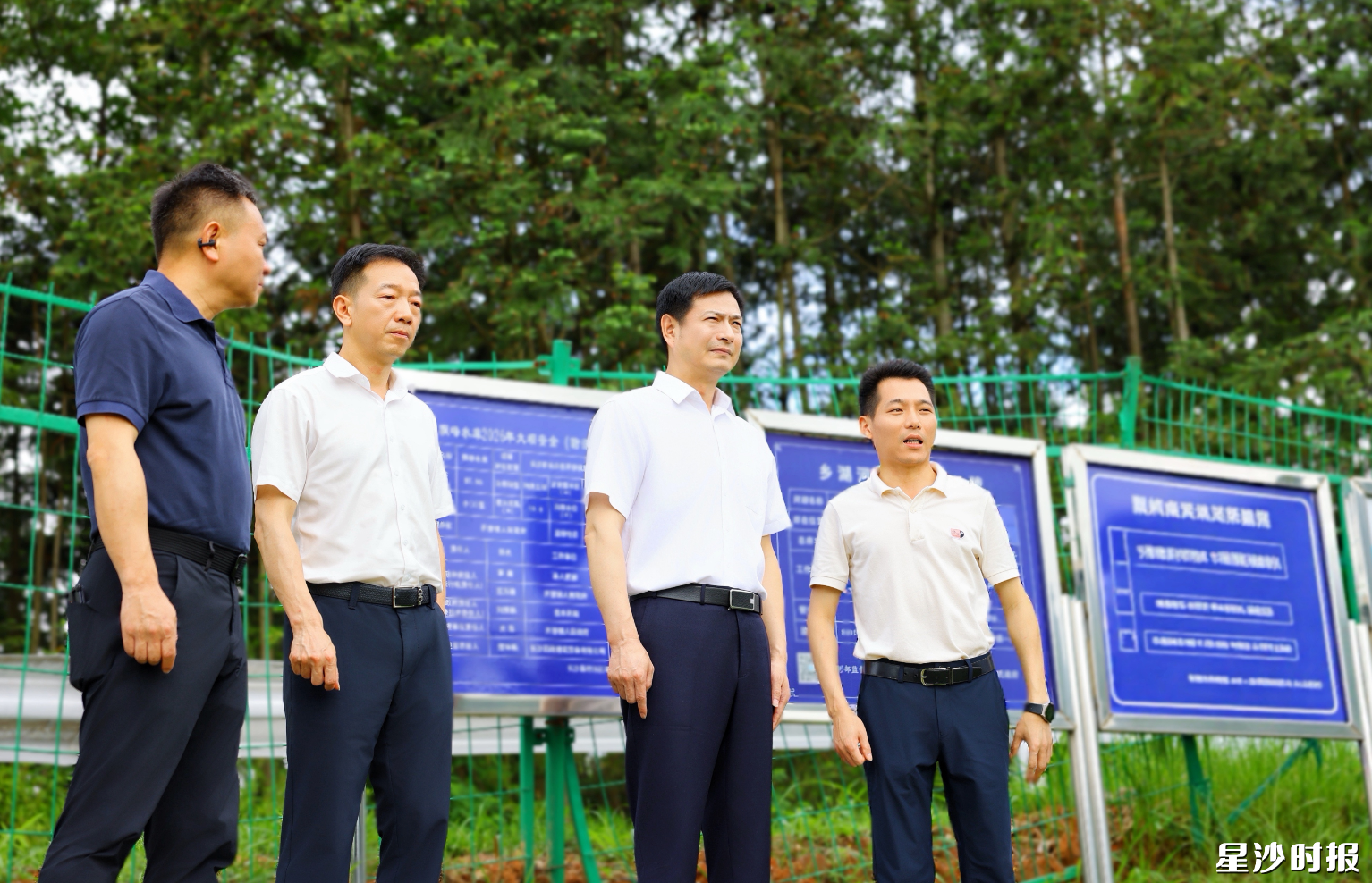 王雄文在开慧镇飘峰水库督导检查。 王雄文在开慧镇飘峰水库督导检查。