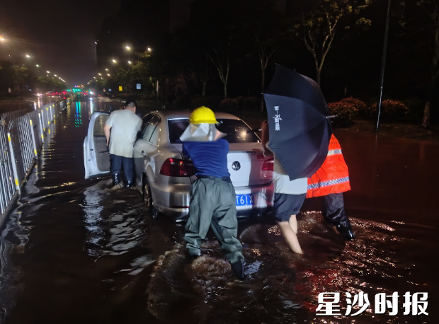 工作人员解救被困车辆。黄花镇供图