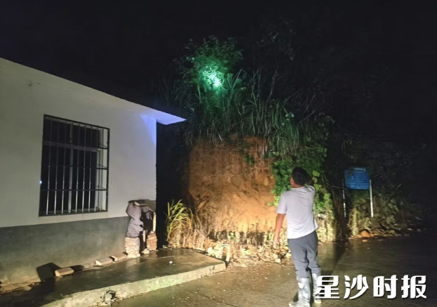 各村社区对山塘水库、切坡建房户进行排查。高桥镇供图