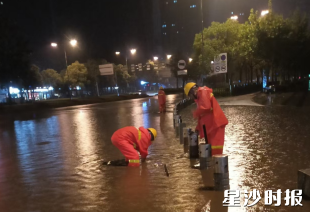 工作人员连夜处置城区积水点。县城管局供图