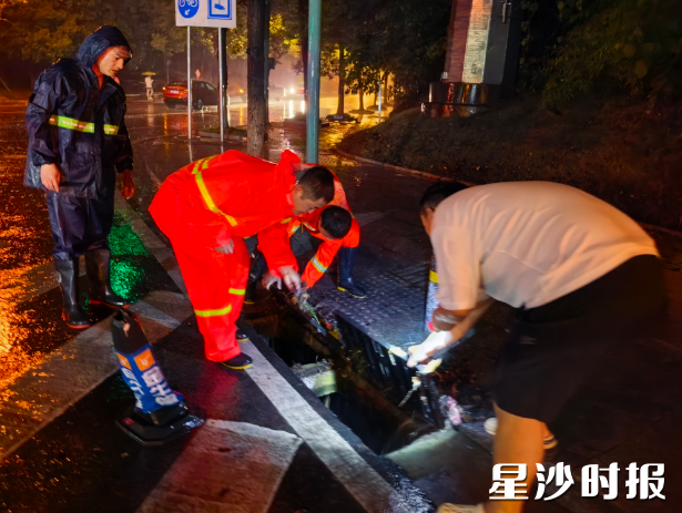 泉塘街道工作人员及社区工作人员在现场排水。
