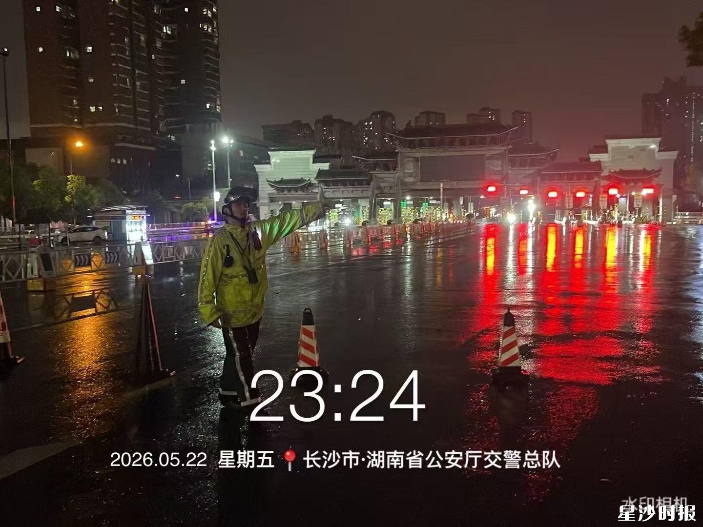 图为工作人员在辖区高速路口、捞刀河沿岸等重点区域进行巡查值守。湘龙街道供图